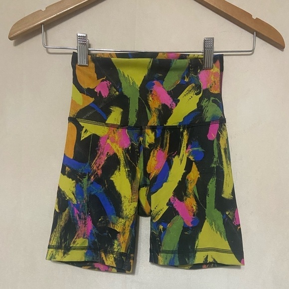 Lululemon size 2 Wunder train high rise short 4 in inseam everlux fabric EUC - Picture 3 of 6